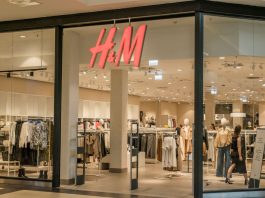 Explore the modern design and fashion collection at this H&M store located in a bustling shopping mall.
