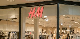 Explore the modern design and fashion collection at this H&M store located in a bustling shopping mall.