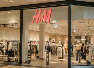 Explore the modern design and fashion collection at this H&M store located in a bustling shopping mall.