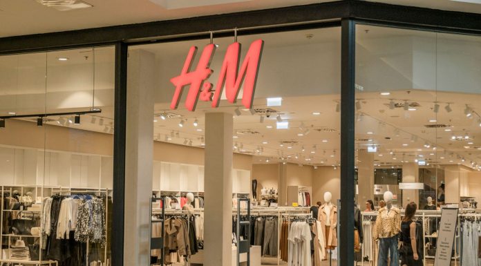 Explore the modern design and fashion collection at this H&M store located in a bustling shopping mall.