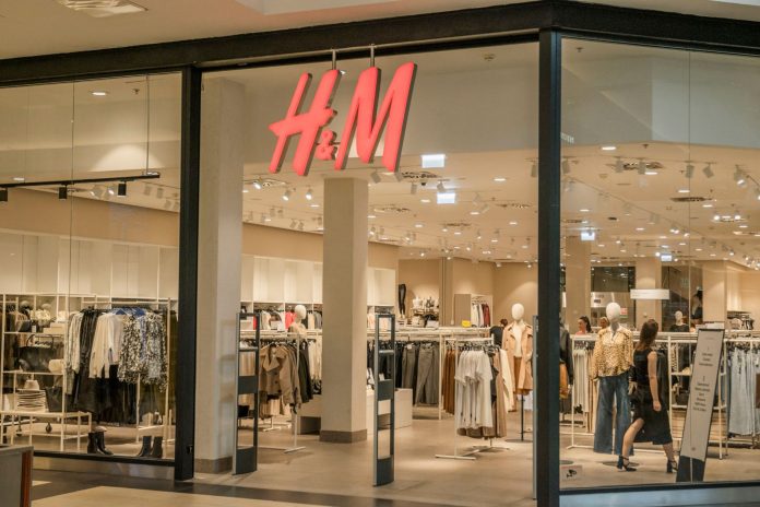 breaking-old-navy-opens-at-newport-centre-in-jerse Explore the modern design and fashion collection at this H&M store located in a bustling shopping mall.