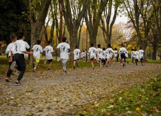 Kids Fun Run added to Hudson County’s 5K Against Gun Violence A group of kids participating in a running event in a leafy park in Bursa, Türkiye.