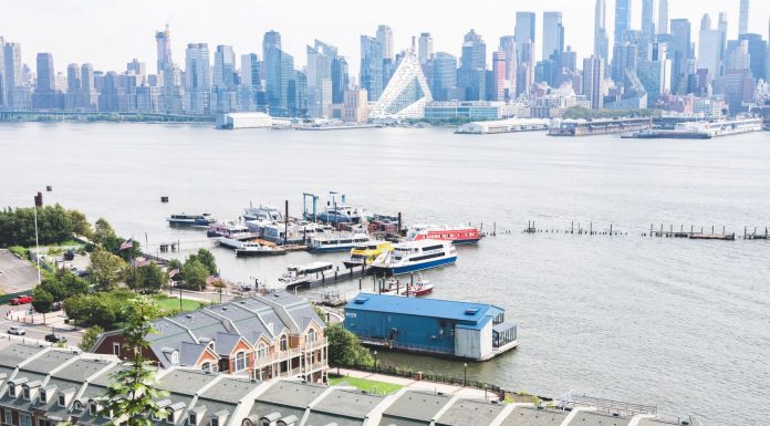 Lo Que Los Locales Aman de Vivir en West New York en 2026 Aerial view of Edgewater, NJ overlooking the waterfront and Manhattan skyline.