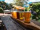 ÚLTIMA HORA: 7 Lugares para Probar Flights en Hoboken y Jersey City A vibrant beer flight displayed on a rustic wood table outdoors during a sunny day.