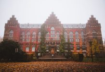 ÚLTIMA HORA: 9 pueblos escalofriantes de la Costa Este para visitar este otoño Historic Lund University Library facade with autumn foliage and fog, Sweden.