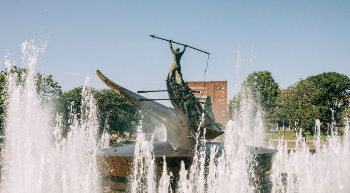 ÚLTIMA HORA: Ballena de acero de 60 pies llegará a Jersey City A striking bronze statue at the Sandefjord Whalers Monument fountain in Norway's urban park.
