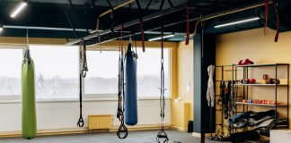ÚLTIMA HORA: City Fitness abrirá dos gimnasios en Hoboken en 2026 A modern gym with equipment, punching bags, and open space for workouts.