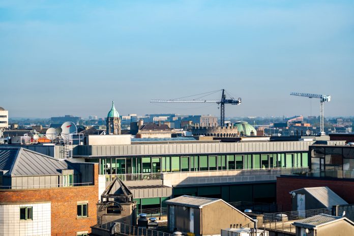 ltima-hora-ex-parque-corporativo-en-berkeley-heig A vibrant view of Dublin's cityscape featuring construction cranes and iconic architecture under a clear blue sky.