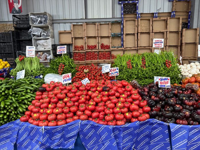 ltima-hora-hoboken-celebra-festival-del-tomate-co Fresh produce at a bustling Istanbul market showcasing tomatoes, peppers, and more.