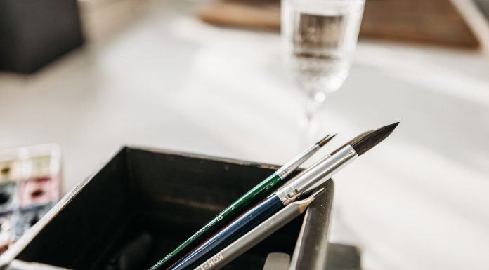 ÚLTIMA HORA: Hudson County abre solicitudes 2027 para subvenciones de artes e historia Detailed image of paintbrushes and pencil in a holder with soft light.
