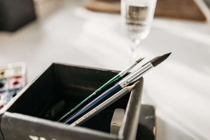 ltima-hora-hudson-county-abre-solicitudes-2027-pa Detailed image of paintbrushes and pencil in a holder with soft light.