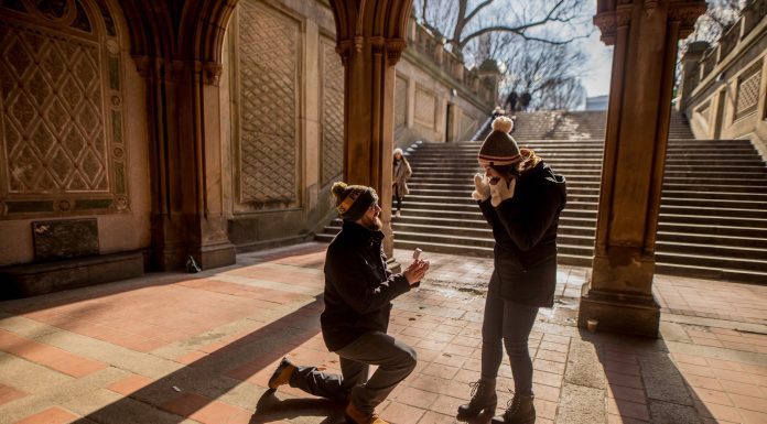 ÚLTIMA HORA: Hudson County Bajo Presión por Parque en Jersey City A couple shares a marriage proposal moment under Bethesda Terrace, Central Park.