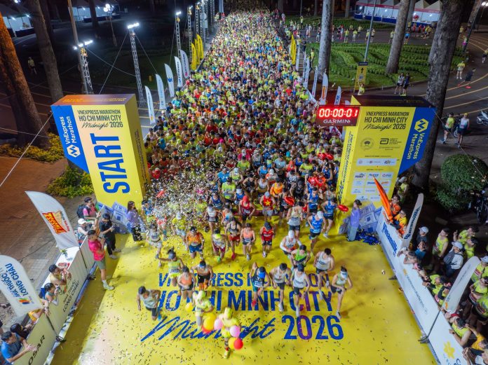 ltima-hora-jersey-city-acoge-5k-anual-contra-la-v Vivid start of a midnight marathon in Ho Chi Minh City with a large crowd.