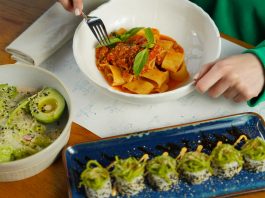 ÚLTIMA HORA: Los mejores restaurantes de pasta en Jersey City Delicious pasta with fresh basil and avocado salad served in an inviting setting. Perfect for health-conscious diners.