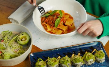 ÚLTIMA HORA: Los mejores restaurantes de pasta en Jersey City Delicious pasta with fresh basil and avocado salad served in an inviting setting. Perfect for health-conscious diners.