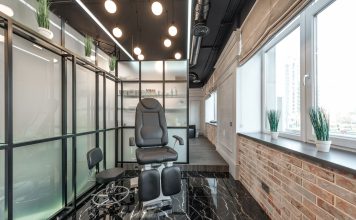 ÚLTIMA HORA: SUGARED + BRONZED abre en Hoboken Black leather pedicure chair placed between glass door and window in modern beauty salon with decorated plants and glowing lamps