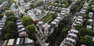 Las Mejores Iglesias en Jersey City para Visitar en 2026: Guía Completa de Fe y Comunidad Drone shot capturing a scenic Philadelphia neighborhood with a prominent church at the center.