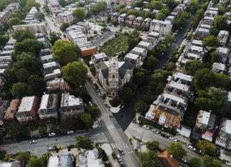 Las Mejores Iglesias en Jersey City para Visitar en 2026: Guía Completa de Fe y Comunidad Drone shot capturing a scenic Philadelphia neighborhood with a prominent church at the center.