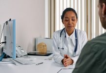Los Mejores Médicos y Clínicas en Bayonne, NJ (Guía 2026) A female doctor consulting a patient in a modern medical office setting.