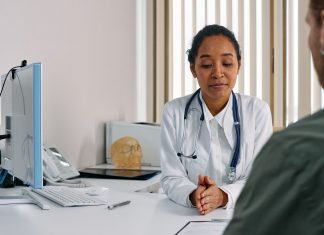Los Mejores Médicos y Clínicas en Bayonne, NJ (Guía 2026) A female doctor consulting a patient in a modern medical office setting.