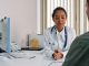 Los Mejores Médicos y Clínicas en Bayonne, NJ (Guía 2026) A female doctor consulting a patient in a modern medical office setting.