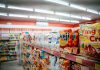 Los Mejores Supermercados en Elizabeth (2026): Guía Local para Ahorrar y Comer Bien Wide shot of vibrant snack aisle in a supermarket with various chip bags on display.