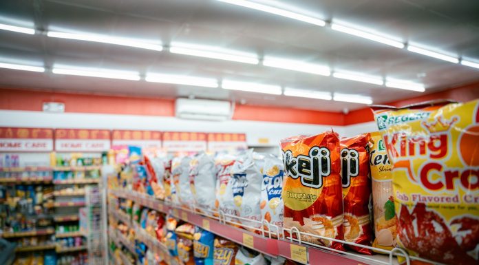 Los Mejores Supermercados en Elizabeth (2026): Guía Local para Ahorrar y Comer Bien Wide shot of vibrant snack aisle in a supermarket with various chip bags on display.