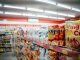Los Mejores Supermercados en Elizabeth (2026): Guía Local para Ahorrar y Comer Bien Wide shot of vibrant snack aisle in a supermarket with various chip bags on display.