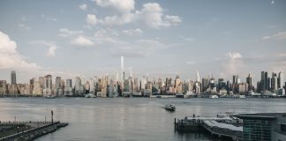 Qué Hacer en West New York Este Fin de Semana: 10 Planes Imperdibles en 2026 Panoramic view of New York City skyline from waterfront with a tranquil river foreground.