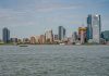 Vivir en West New York: Pros y Contras en 2026 Breathtaking view of the New York City skyline captured from across the river.