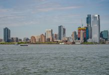 Vivir en West New York: Pros y Contras en 2026 Breathtaking view of the New York City skyline captured from across the river.