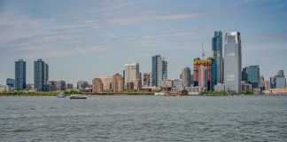 ¿Cuánto Cuesta Vivir en West New York en 2026? Guía Completa de Gastos Breathtaking view of the New York City skyline captured from across the river.
