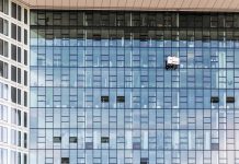 ÚLTIMA HORA: 7 nuevas ofertas de empleo en Nueva Jersey High-rise glass building exterior with window cleaners in Hamburg, Germany.