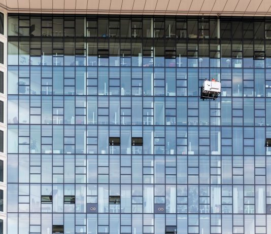 ÚLTIMA HORA: 7 nuevas ofertas de empleo en Nueva Jersey High-rise glass building exterior with window cleaners in Hamburg, Germany.