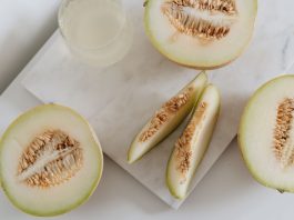ÚLTIMA HORA: Dónde encontrar Honey Deuces en Hoboken durante el US Open Delicious sliced melon resting on a smooth marble surface, highlighting freshness and nutrition.