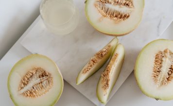 ÚLTIMA HORA: Dónde encontrar Honey Deuces en Hoboken durante el US Open Delicious sliced melon resting on a smooth marble surface, highlighting freshness and nutrition.