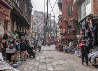 ÚLTIMA HORA: Eventos de septiembre 2026 en Hoboken y Jersey City Street view of a lively market in Kathmandu, Nepal with vendors and shoppers.