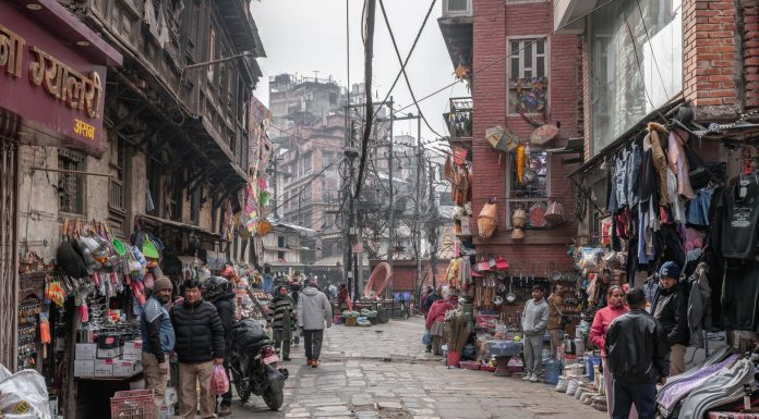 ÚLTIMA HORA: Eventos de septiembre 2026 en Hoboken y Jersey City Street view of a lively market in Kathmandu, Nepal with vendors and shoppers.
