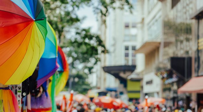 ÚLTIMA HORA: Feria All About Downtown Street Fair regresa a Jersey City Colorful rainbow umbrellas adorn a lively outdoor city festival with a bustling crowd.