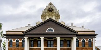 ÚLTIMA HORA: Solomon y Guy prometen completar Courthouse Park en Jersey City Front view of the historic Mason County Courthouse in Mason, Texas, USA.