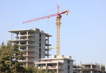 ÚLTIMA HORA: Venta de terreno en Marion abre paso a torre de 321 unidades Concrete high-rise building under construction with a tower crane in Uzbekistan.