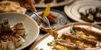 Los Mejores Restaurantes en Jersey City Ahora Mismo (Guía 2026) Close-up of a gourmet meal with diverse dishes, showcasing fine dining and sophisticated presentation.