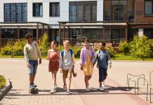 Programas Después de la Escuela en West New York: Guía 2026 para Familias A diverse group of children walking outdoors, symbolizing friendship and multicultural unity.