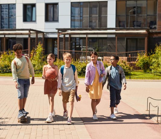 Programas Después de la Escuela en West New York: Guía 2026 para Familias A diverse group of children walking outdoors, symbolizing friendship and multicultural unity.